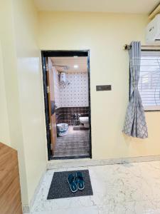 Ένα μπάνιο στο Trinetra Yatri Niwas