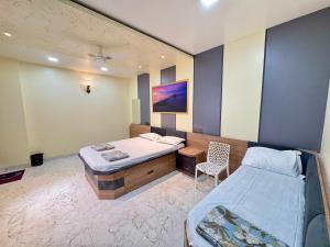 Ένα ή περισσότερα κρεβάτια σε δωμάτιο στο Trinetra Yatri Niwas