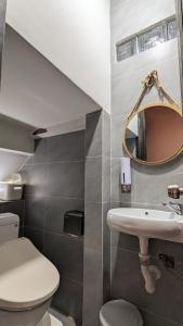 Koupelna v ubytování Blue house w garden & mountain view near center + 13 fotografií