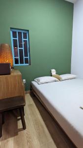 Postel nebo postele na pokoji v ubytování Blue house w garden & mountain view near center