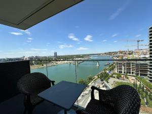 Výhled na řeku, která protéká v blízkosti apartmánu