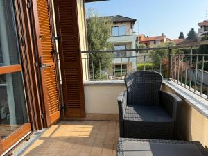 balcón con silla en 5 min to Equieffe & Private Parking - Teo House, en Gorla Maggiore