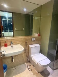 Sky Suites Luxury apartment by KL في كوالالمبور: حمام مزود بمرحاض ومغسلة ومرآة