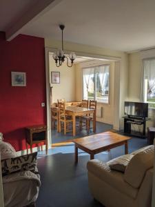 een woonkamer met een tafel en een eetkamer bij Maison centre de Barfleur in Barfleur