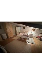 Una vista de una sala de estar con una cama. en Maison Le puits du bonheur, en La Celle-sous-Gouzon