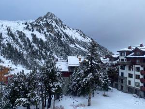a snow covered mountain in front of a building at Grande Marmotte, Ski aux pieds, Le Refuge du Montagnard, Arc 1950 in Bourg-Saint-Maurice