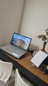 TV a/nebo společenská místnost v ubytování Studio Du Canal