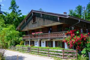 a house with flowers in front of it at Zum Friedl in Wackersberg