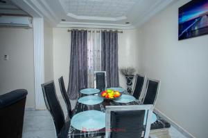 a dining room table with chairs and a bowl of fruit on it at Residence Cabral in Guediawaye