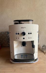 una cafetera encima de una mesa en Bel appartement dans Maison typique du Périgord, en Rouffignac Saint-Cernin