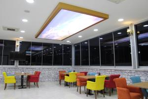 a large skylight in a restaurant with tables and chairs at Elazig Gunay Hotel in Elazığ