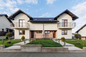 een huis met een grote tuin ervoor bij Confort House in Horpaz