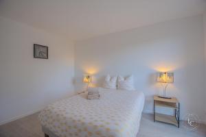 Postel nebo postele na pokoji v ubytování La Brayoise Near Orléans cozy house with garden & pétanque