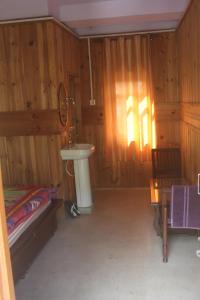 a bathroom with a sink and a bed in a room at Hotel SSS The Chanshal Retreat in Khashdhār