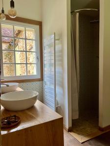 y baño con lavabo blanco grande y ducha. en Bel appartement dans Maison typique du Périgord, en Rouffignac Saint-Cernin 10 fotos más