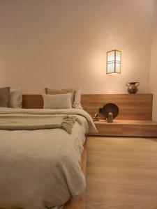 Un pat sau paturi într-o cameră la The Zen Chapter - 120 inch screen