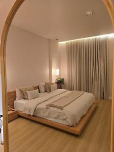 Un pat sau paturi într-o cameră la The Zen Chapter - 120 inch screen