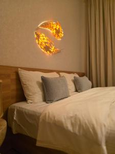 Un pat sau paturi într-o cameră la The Zen Chapter - 120 inch screen