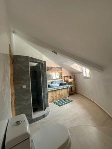 Η κουζίνα ή μικρή κουζίνα στο Villa bord de mer avec piscine +54 φωτογραφίες