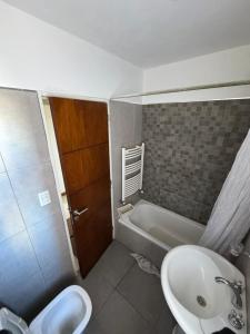 Ένα μπάνιο στο Lujoso y amplio departamento en alquiler