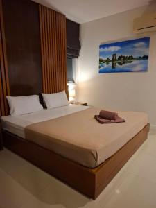 ein Schlafzimmer mit einem großen Bett mit in der Unterkunft Baan KetKaew GuestHouse 1 in Patong Beach