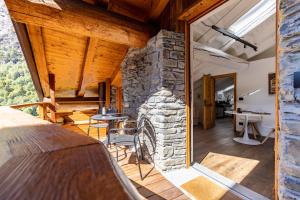 ein Schlafzimmer mit einem Steinkamin in einem Haus in der Unterkunft Petit Câlin - Le Four des Alpes in Rhemes-Saint-Georges