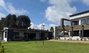 ein Haus mit einem Rasen davor in der Unterkunft Nkoyoyo Cottage Retreat in Mbabane