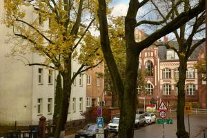 a city street with cars parked in front of buildings at Maisonette-Apartment für bis zu 6 Personen - Parkplatz - WLAN - Kingsize in Berlin