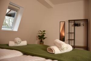 a bedroom with two towels on a bed at Maisonette-Apartment für bis zu 6 Personen - Parkplatz - WLAN - Kingsize in Berlin