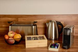 a counter with a coffee maker and a basket of fruit at Maisonette-Apartment für bis zu 6 Personen - Parkplatz - WLAN - Kingsize in Berlin