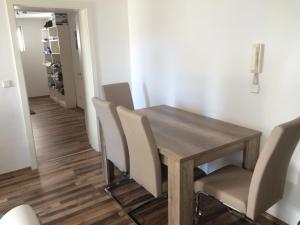 stół jadalny i krzesła w pokoju w obiekcie L&L Lodge Günding w mieście Günding