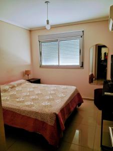 une chambre avec un lit et une fenêtre dans l'établissement Temporary Furnished Apartment 1 bedroom, à Córdoba