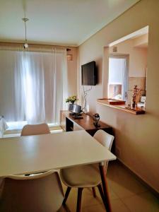 une pièce avec une table, des chaises et une fenêtre dans l'établissement Temporary Furnished Apartment 1 bedroom, à Córdoba 24 autres photos