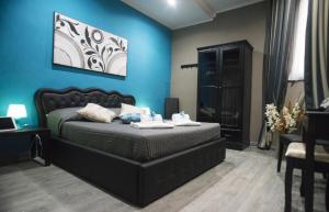 ローマにあるCostantino Secondo Guest Houseの青い壁のベッドルーム1室(ベッド1台付)