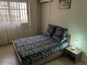 Ένα ή περισσότερα κρεβάτια σε δωμάτιο στο Very well located F1 studio