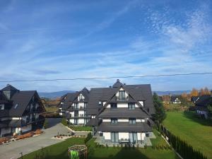 una casa grande con techo negro en Apartament Białka Tatrzańska A&M, en Białka Tatrzanska