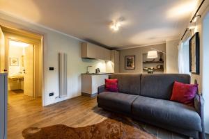 ein Wohnzimmer mit Couch und Küche in der Unterkunft Lo Micho - Le Four des Alpes in Rhemes-Saint-Georges