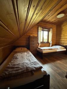 ミート・ポッド・ドゥンビエロムにあるZrub EMMAの丸太小屋のベッドのある寝室