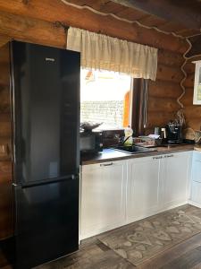 ミート・ポッド・ドゥンビエロムにあるZrub EMMAの窓付きのキッチン(黒い冷蔵庫付) +6枚の写真