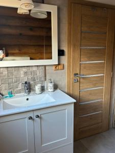 ミート・ポッド・ドゥンビエロムにあるZrub EMMAのバスルーム(白いシンク、木製のドア付)