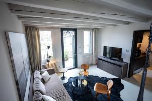 Μια τηλεόραση ή/και κέντρο ψυχαγωγίας στο Madame Marconi XVII