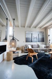 Μια τηλεόραση ή/και κέντρο ψυχαγωγίας στο Madame Marconi XVII