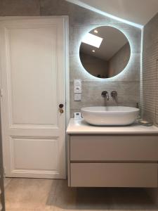 Ένα μπάνιο στο Family House in Bordeaux City Center Chartrons 250m2 - Pool, Garden, AC +17 φωτογραφίες