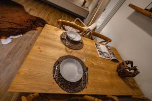 einem Holztisch mit einer Schüssel darüber in der Unterkunft La Tsambra-Le Four des Alpes in Rhemes-Saint-Georges