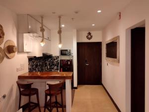 Kuchyň nebo kuchyňský kout v ubytování Somerset Beach front By ocean Breeze apartments,