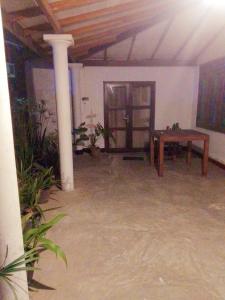 una habitación vacía con una mesa y un pilar en Sihe House, en Gintota