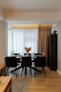 a dining room with a table and some chairs at Renest New York Skyline View in Chişinău