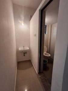 Ένα μπάνιο στο White House Beach Apartments