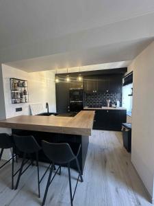 een grote keuken met een groot houten eiland in een kamer bij Le Mas d 'Ecaussinnes in Écaussinnes-dʼEnghien