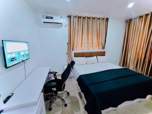 TV a/nebo společenská místnost v ubytování Furnished 3-Bedroom Apartment for Shortlet - Lekki